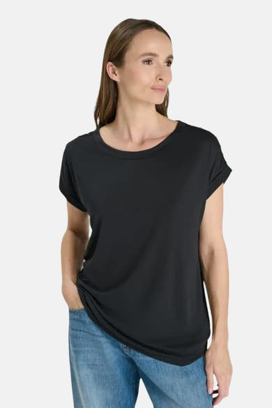 T-shirt noir à manches courtes de Le Temps des Cerises, coupe ample, col rond, porté avec jeans délavés, vue de profil