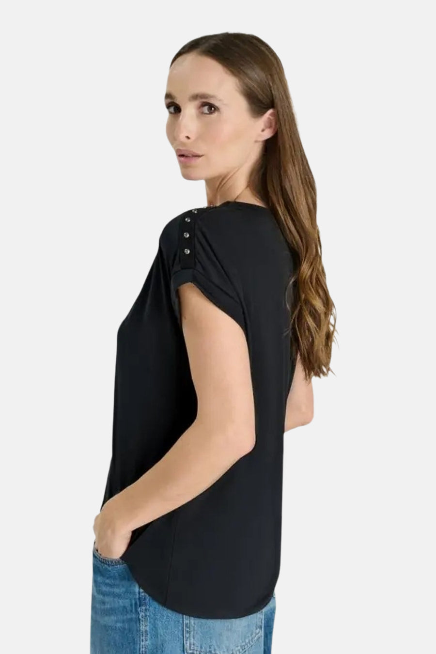 T-shirt noir à manches courtes de Le Temps des Cerises, vue de profil, avec boutons décoratifs sur l'épaule, porté avec un jean bleu