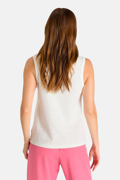 Top sans manches blanc par Le Temps des Cerises, vu de dos, à pois discrets, porté avec un pantalon rose.
