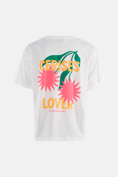 T-shirt blanc à manches courtes de Le Temps des Cerises, avec motif cerises et lettrage orange au dos.
