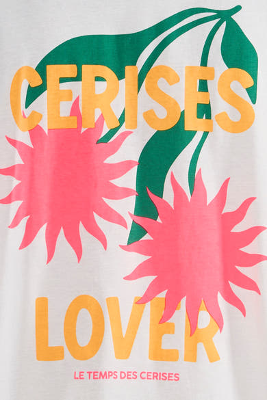 T-shirt blanc à manches courtes de Le Temps des Cerises, avec imprimé cerises, fleurs et texte orange.