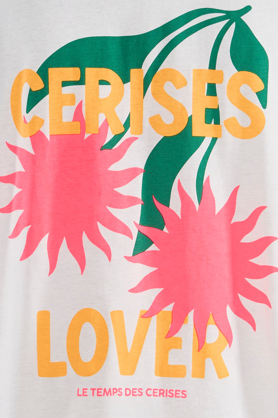 T-shirt blanc à manches courtes de Le Temps des Cerises, avec imprimé cerises, fleurs et texte orange.