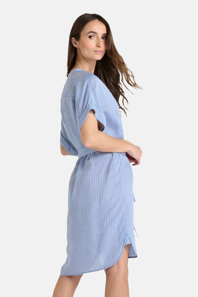 Robe bleue à rayures verticales de Le Temps des Cerises avec manches courtes et ceinture assortie.