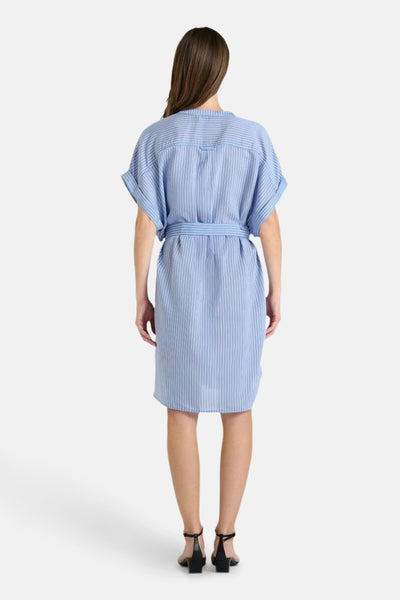 Blauwe jurk met verticale strepen, van Le Temps des Cerises, met bijpassende riem en zoom boven de knie, achterzijde.