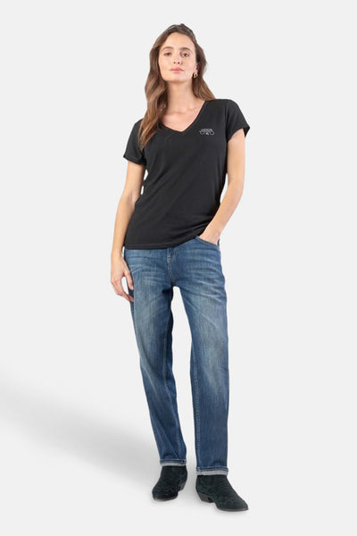 Zwart T-shirt met korte mouwen van Le Temps des Cerises, met een klein logo, gedragen met een zwarte jeans en laarzen.