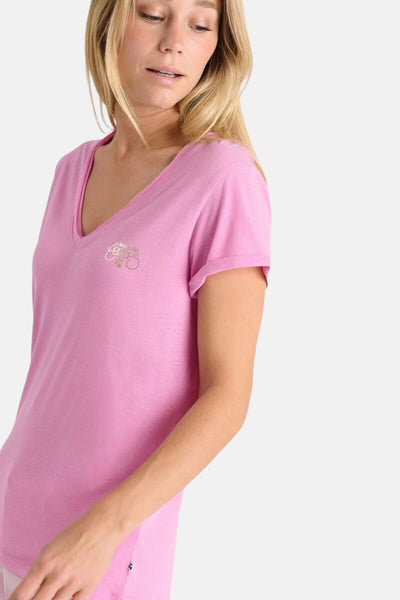 T-shirt rose à manches courtes de Le Temps des Cerises, avec un petit motif décoratif sur le devant.
