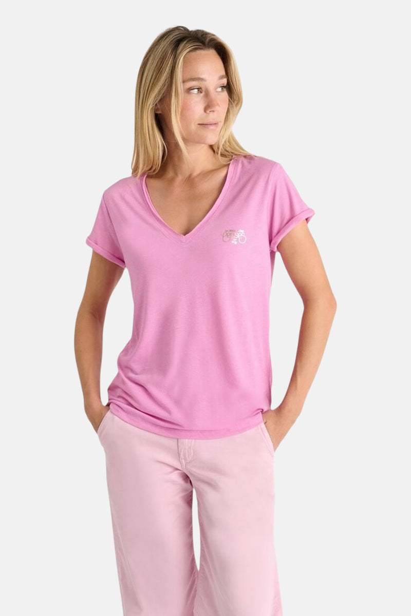 T-shirt rose à manches courtes de Le Temps des Cerises avec un motif sur la poitrine.