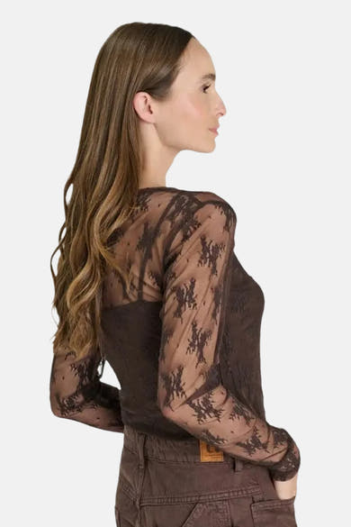 T-shirt à manches longues brun en dentelle transparente par Le Temps des Cerises, vue de profil avec motif floral, porté avec un sous-vêtement foncé et pantalon coordonné.