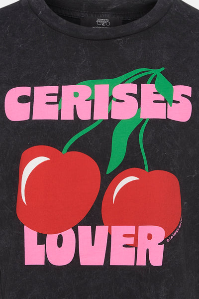 Zwart T-shirt met korte mouwen van Le Temps des Cerises met kersenprint en roze belettering.