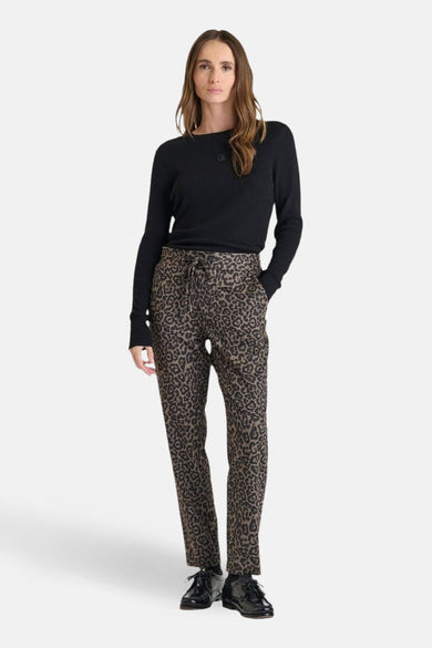 Zwarte rondehals trui van Le Temps des Cerises, gedragen met een luipaardprint broek.