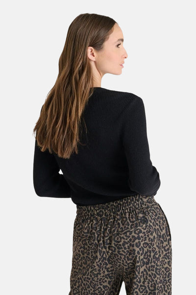 Zwarte rondehals trui van Le Temps des Cerises, met luipaardprint op de broek.