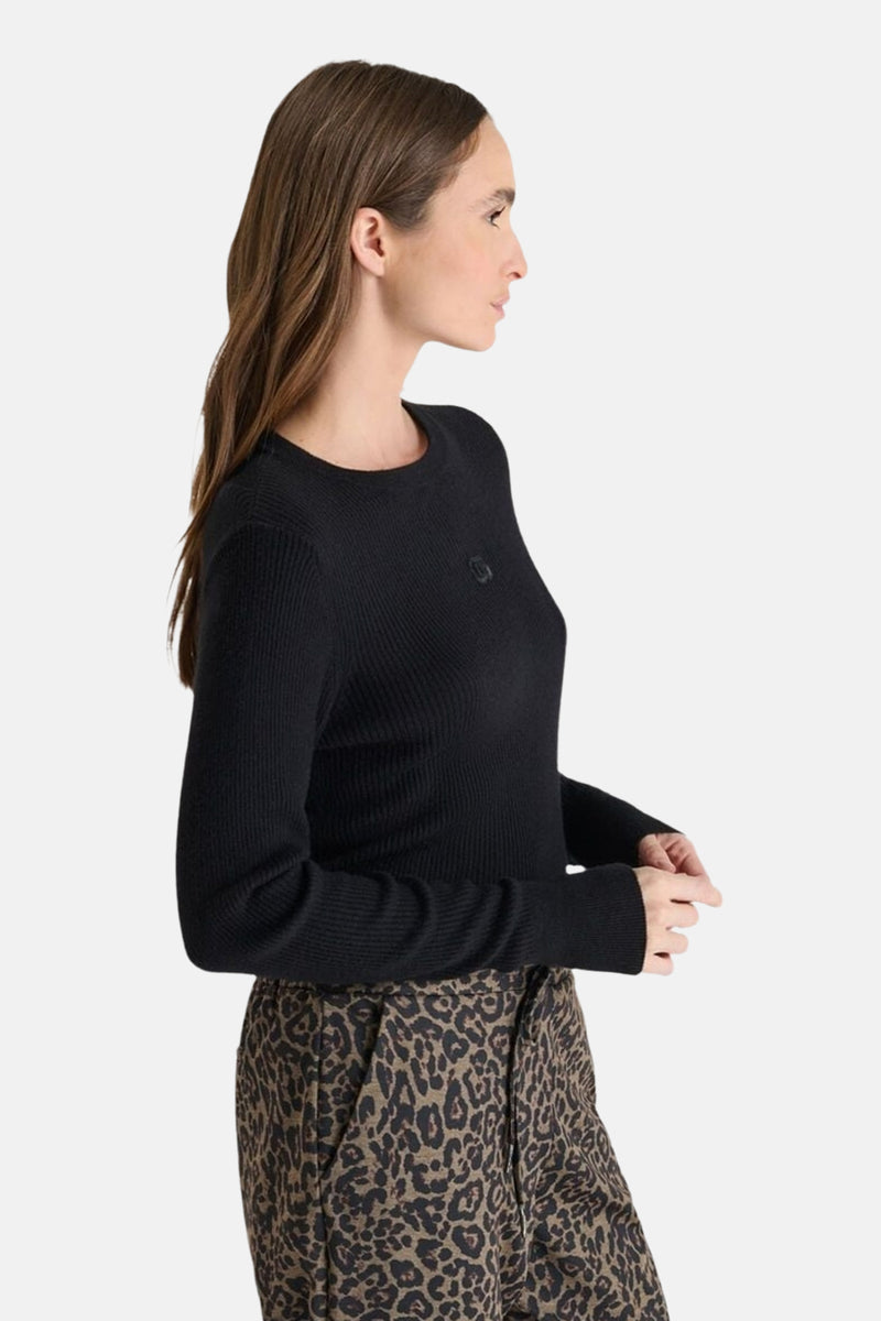 Zwarte rondehals trui van Le Temps des Cerises met luipaardprint op de broek.