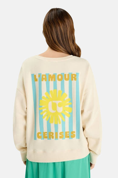 Sweat écru col rond de Le Temps des Cerises, avec rayures bleues et motif cerise au dos.