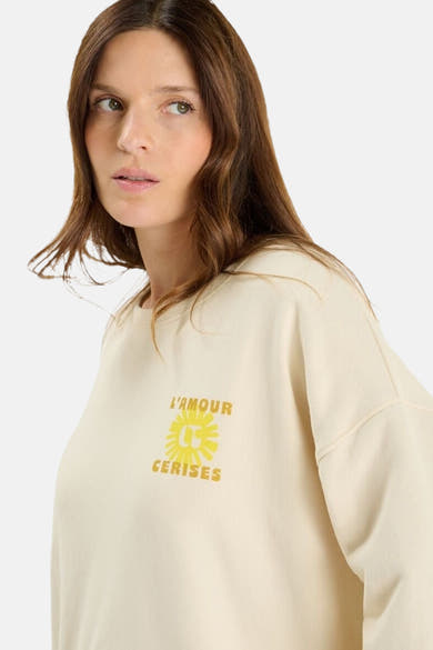 Sweat écru de Le Temps des Cerises, avec l'inscription dorée "L'amour cerises" sur le devant.