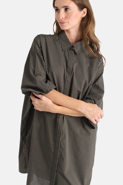 Kaki blouse met lange mouwen van Le Temps des Cerises met verticale strepen.