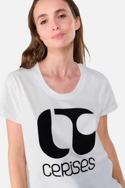 Wit T-shirt met korte mouwen van Le Temps des Cerises met groot zwart logo en belettering.