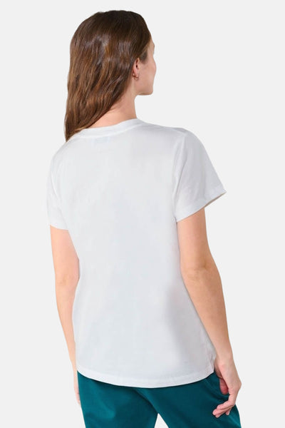 Wit T-shirt met korte mouwen van Le Temps des Cerises, van achteren gezien, gedragen met een donkergroene broek.