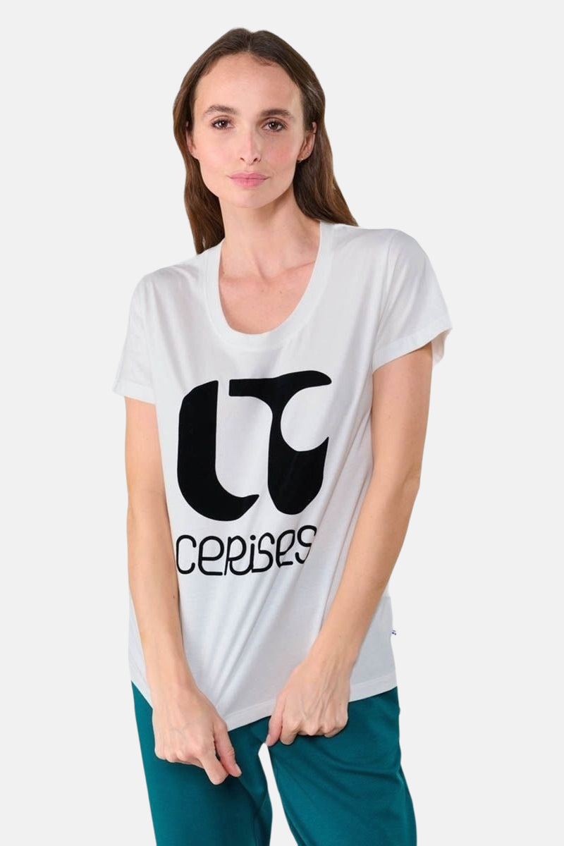 Wit T-shirt met korte mouwen van Le Temps des Cerises, met een groot zwart logo.