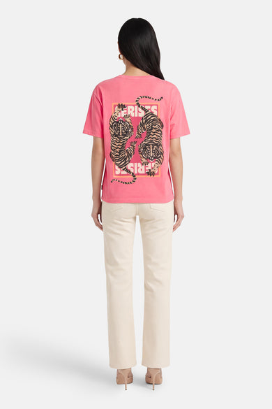 T-shirt rose à manches courtes de Le Temps des Cerises, imprimé graphique de deux tigres dans un encadré.