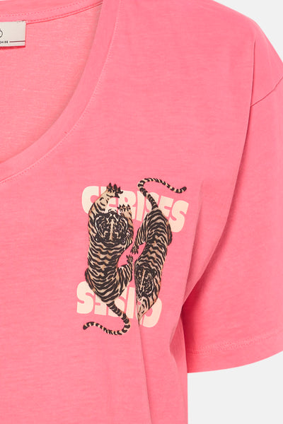 T-shirt rose à manches courtes de Le Temps des Cerises, avec motif de tigres imprimé sur le devant.