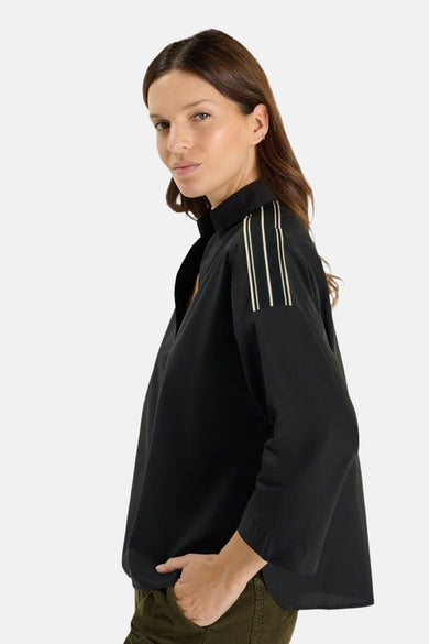 Zwarte blouse met lange mouwen van Le Temps des Cerises, met decoratieve strepen op de schouders.