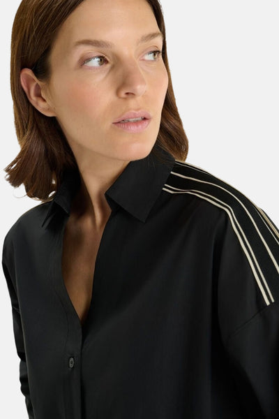 Zwarte blouse met lange mouwen van Le Temps des Cerises met decoratieve strepen op de schouders
