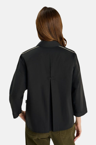 Zwarte blouse (lange mouwen) van Temps des Cerises, met knoopsluiting aan de achterkant en contrasterende bies.