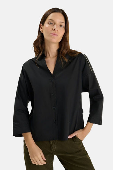 Zwarte blouse met lange mouwen van Le Temps des Cerises, met een losse pasvorm en knopen aan de voorkant.