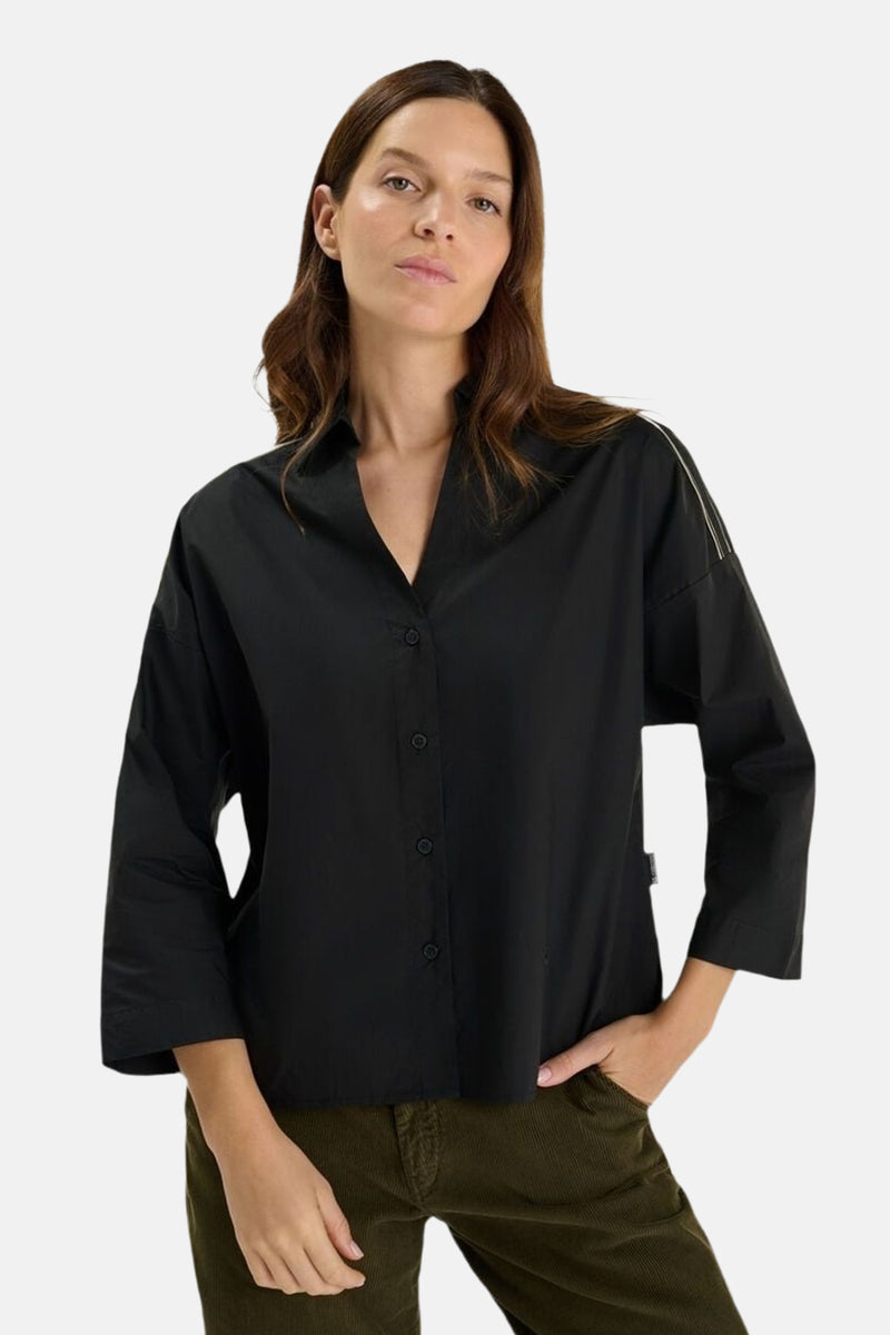 Zwarte blouse met lange mouwen van Le Temps des Cerises, met een losse pasvorm en knopen aan de voorkant.