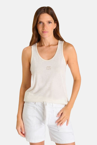 Top sans manches blanc de Le Temps des Cerises, avec logo subtil, porté avec un short blanc.