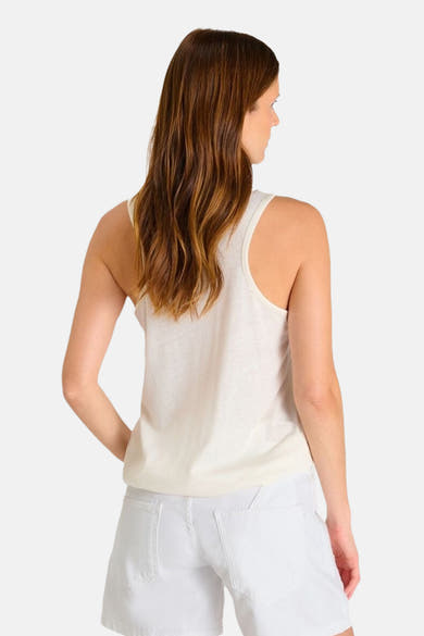 Top sans manches blanc de Le Temps des Cerises, porté avec un short blanc, vu de dos.