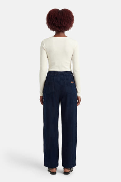 Pantalon en denim bleu foncé par ADORE, coupe droite, avec poches arrière et taille élastiquée.