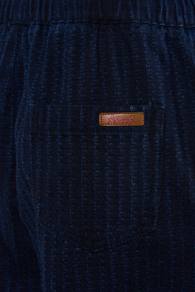 Pantalon bleu foncé en denim, de ADORE, avec une poche plaquée et un motif rayé texturé.
