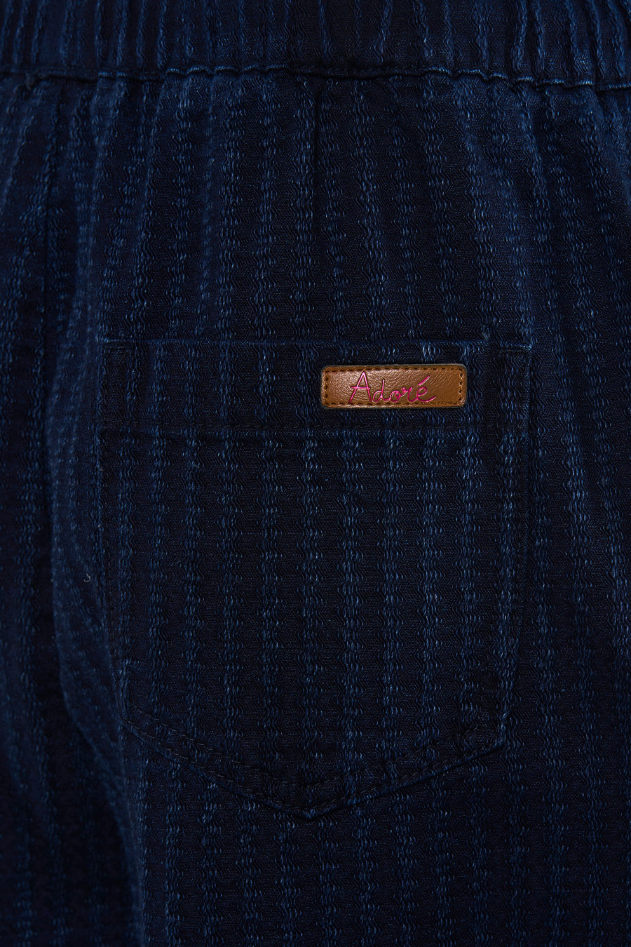 Pantalon bleu foncé en denim, de ADORE, avec une poche plaquée et un motif rayé texturé.
