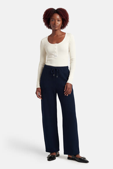 Pantalon bleu foncé en denim par ADORE, coupe large et plissée, avec cordon de serrage.