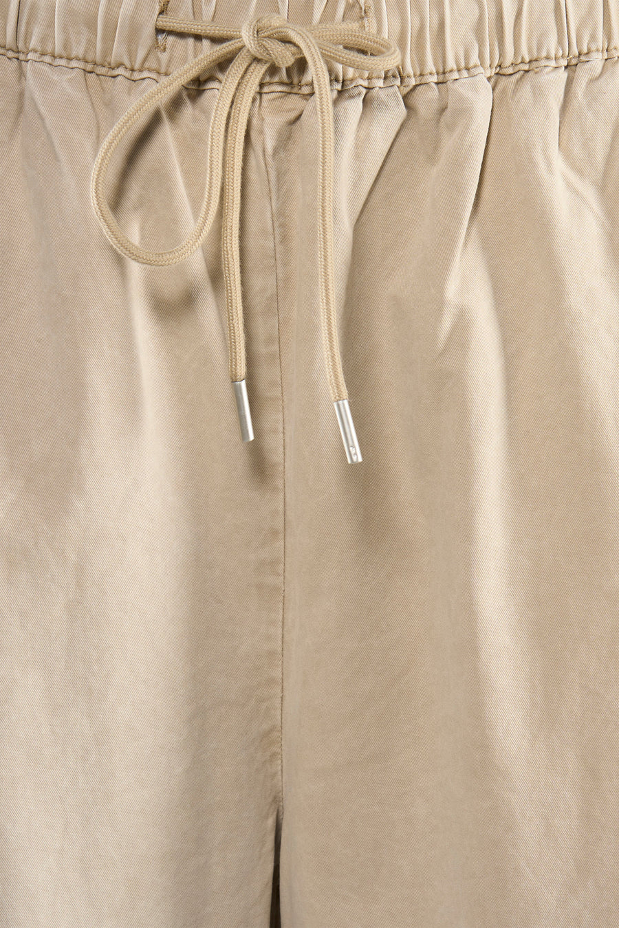 Pantalon beige par ADORE avec cordon de serrage à la taille élastique et détails texturés.