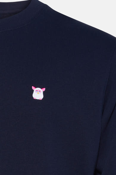 Blauwe STROM-sweatshirt met een geborduurd Furby-motief op de borst.