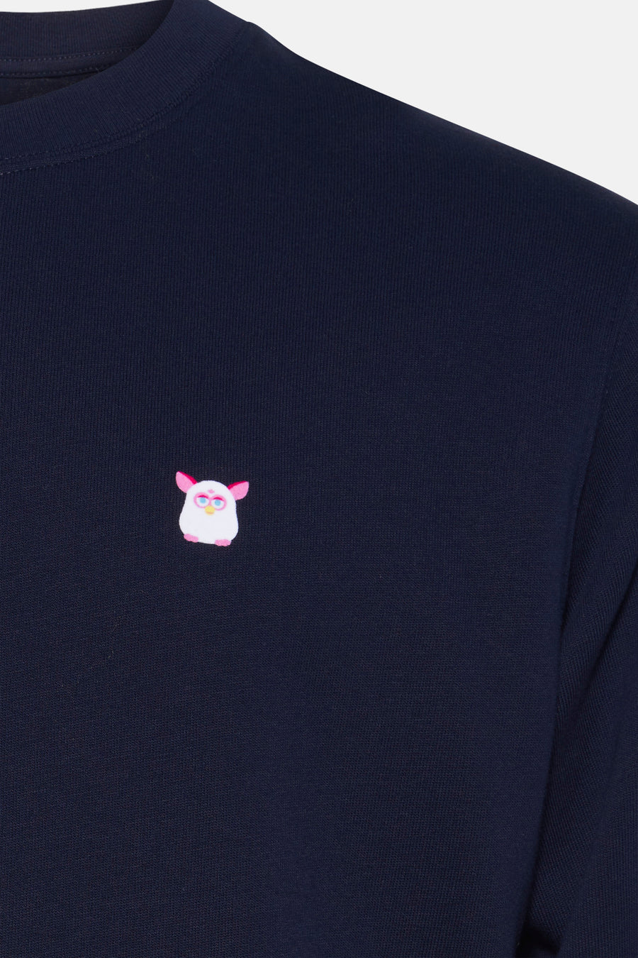 Blauwe STROM-sweatshirt met een geborduurd Furby-motief op de borst.