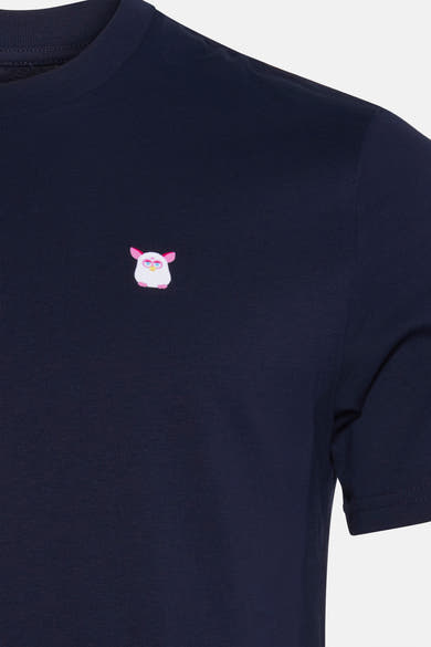 T-shirt bleu à manches courtes de STROM avec un petit motif brodé sur la poitrine.