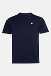 T-shirt à manches courtes bleu de STROM, avec un motif brodé sur la poitrine, sur fond uni.