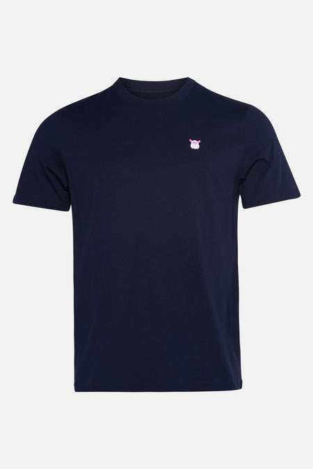 Blauwe T-shirt met korte mouwen van STROM, met een geborduurd motief op de borst, op een effen achtergrond.