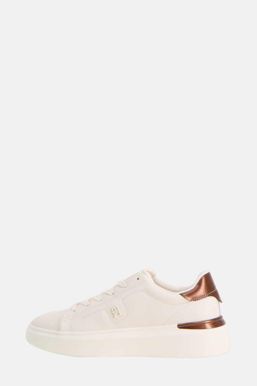 Baskets blanches de TOMMY JEANS, avec empiècement bronze métallique au talon et logo discret sur le côté.
