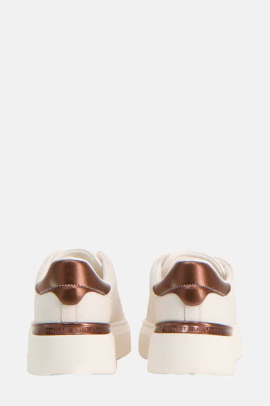 Baskets blanches en cuir de TOMMY JEANS avec détails contrastants couleur bronze à l'arrière.