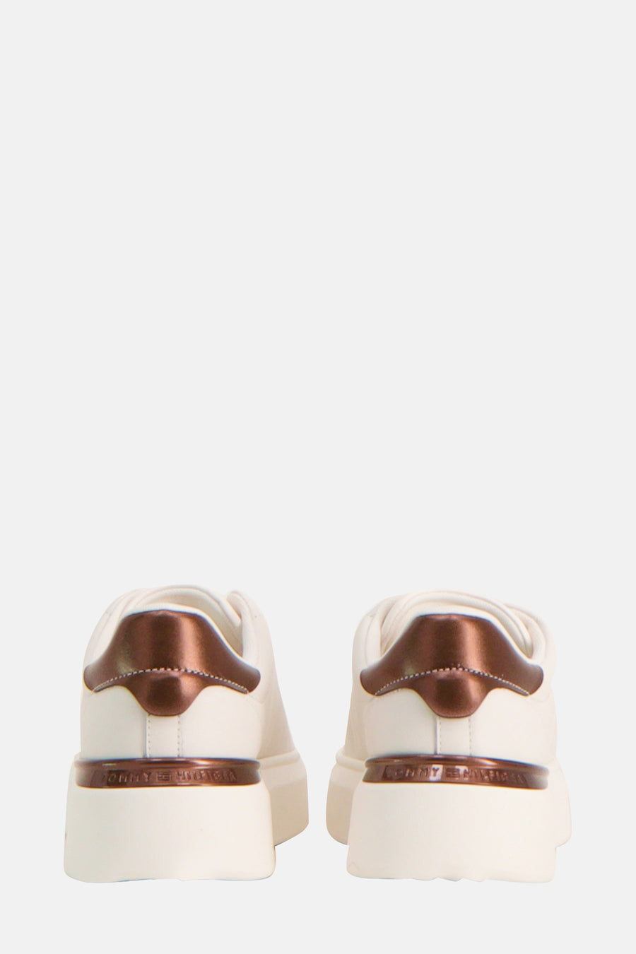 Baskets blanches en cuir de TOMMY JEANS avec détails contrastants couleur bronze à l'arrière.