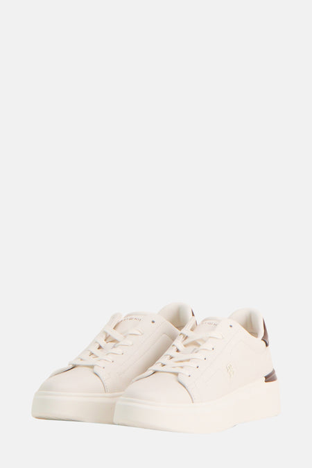 Witte TOMMY JEANS sneakers met veters en bruine details aan de achterkant.