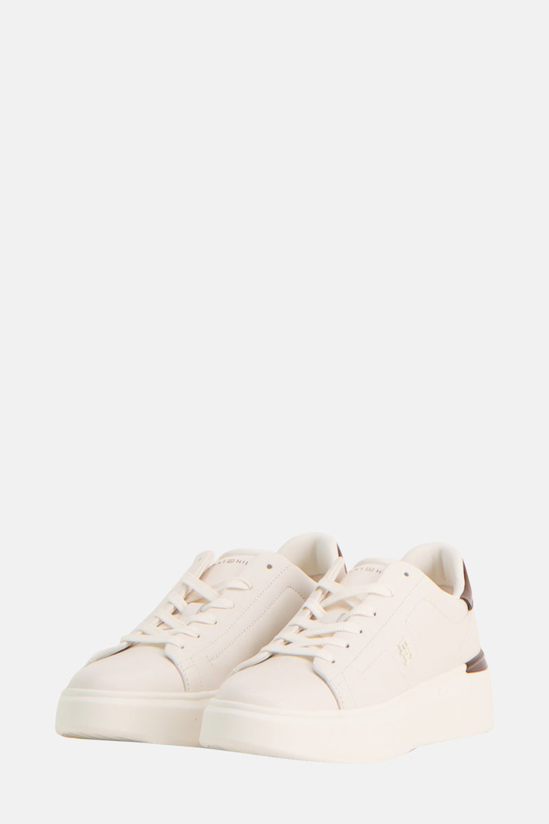 Witte TOMMY JEANS sneakers met veters en bruine details aan de achterkant.