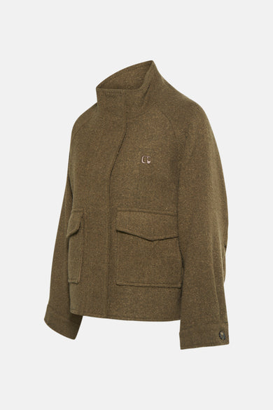 Veste courte marron en laine par Le Temps des Cerises, avec poches plaquées et col montant.