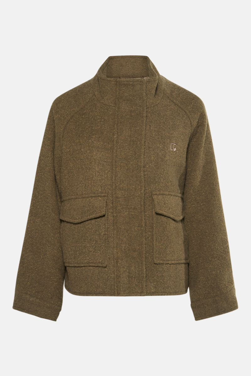 Veste courte marron de Le Temps des Cerises, avec poches plaquées et coupe carrée.