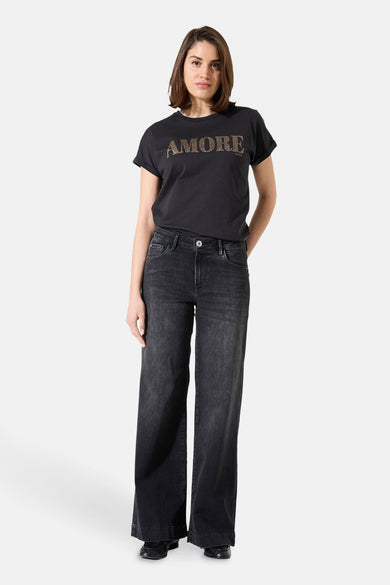 Zwart T-shirt met korte mouwen van GARCIA, met het woord "AMORE" in gouden letters op de voorkant.