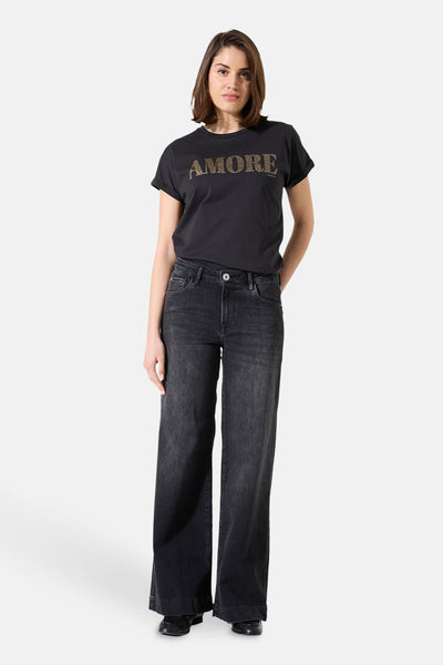 Zwart T-shirt met korte mouwen van GARCIA, met het woord "AMORE" in gouden letters op de voorkant.